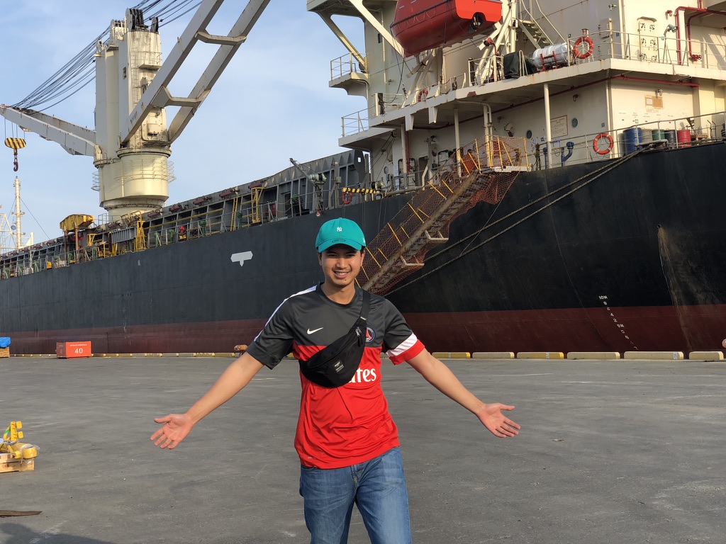 หน้าเรือสินค้าที่ท่าเรือ